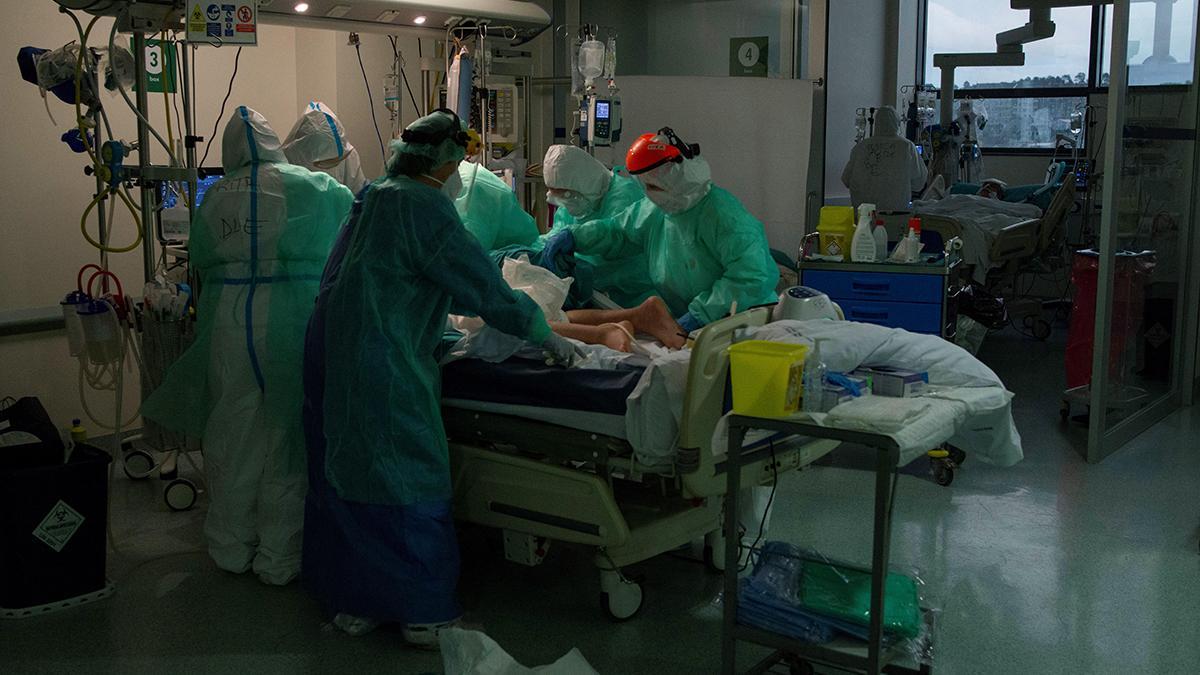 Un equipo sanitario atiende a un paciente en la uci del hospital de Ourense