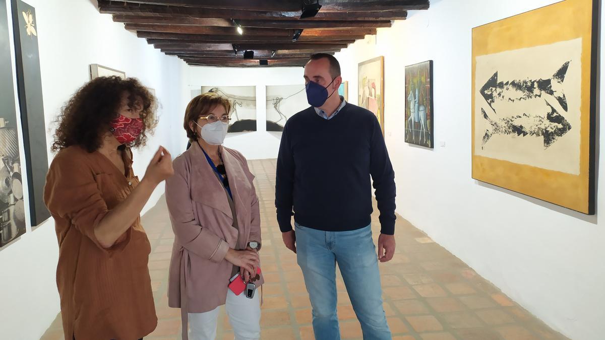 La directora general de Aerocas, Blanca Marín, ha visitado la muestra, acompañada por la directora del Macvac, Rosalía Torrent, y el alcalde de Vilafamés, Abel Ibáñez.