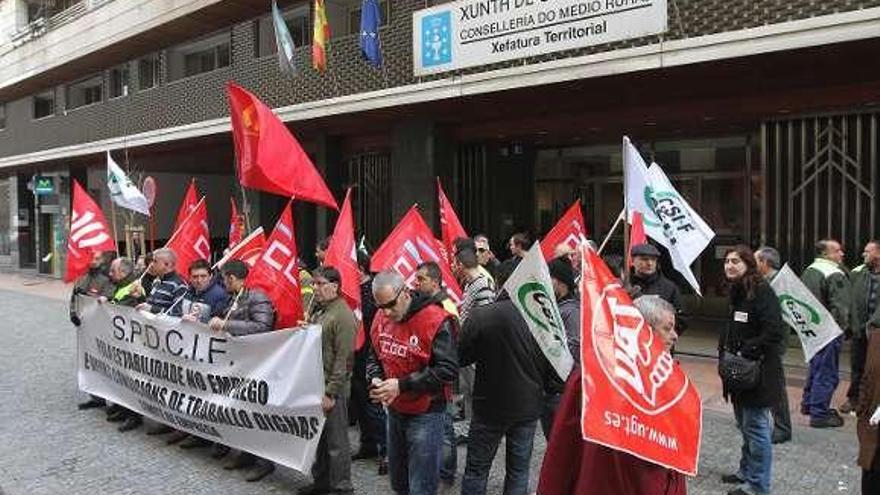 Los manifestantes ante la delegación de Medio Rural.  // Iñaki Osorio