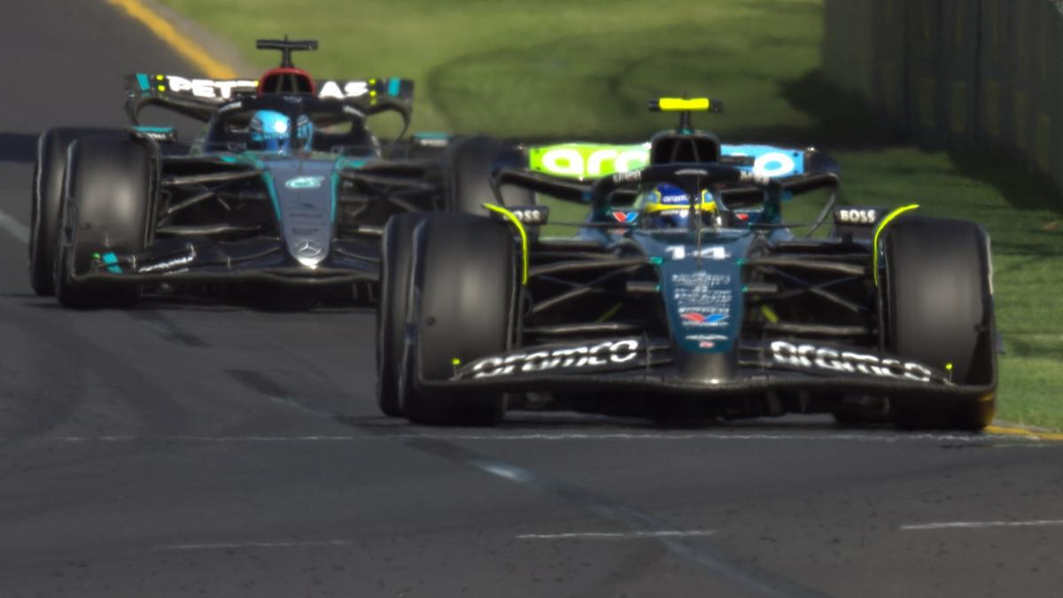 Alonso, perseguido por Russell en Australia