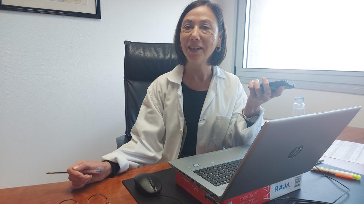 Pilar López en el despacho desde el que atiende a los santirseños.