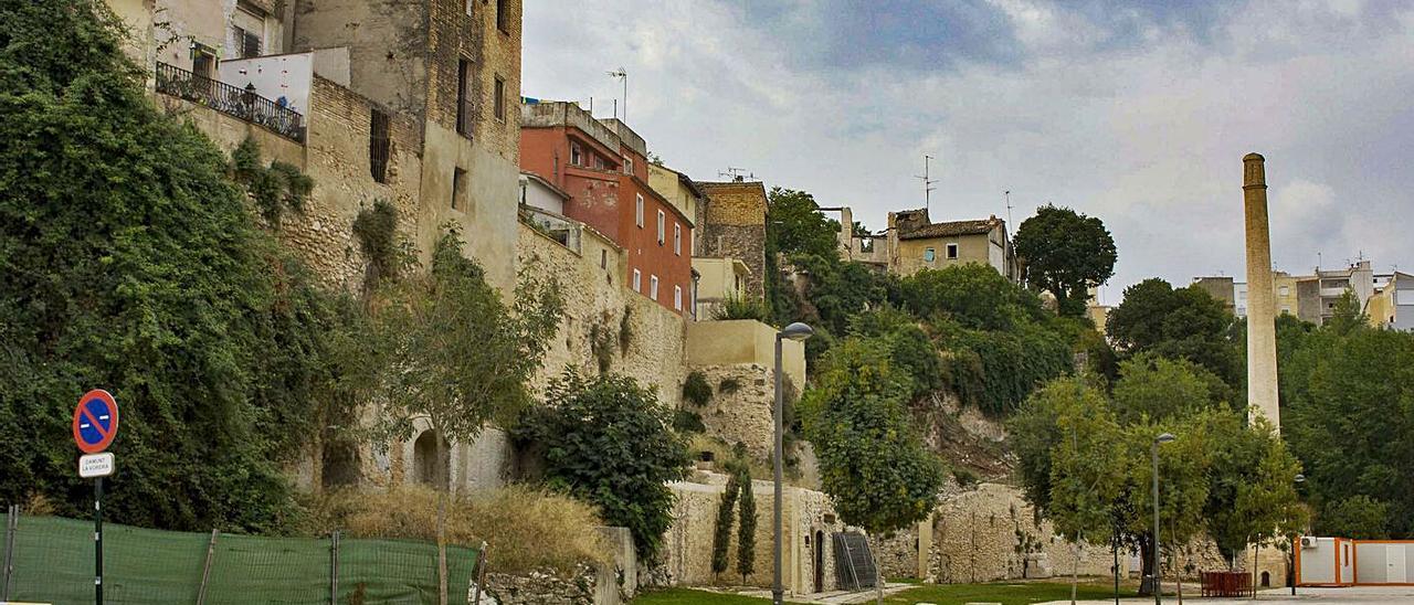 Explanada de Tortosa y Delgado de Ontinyent, frente a la muralla del casco antiguo | PERALES IBORRA