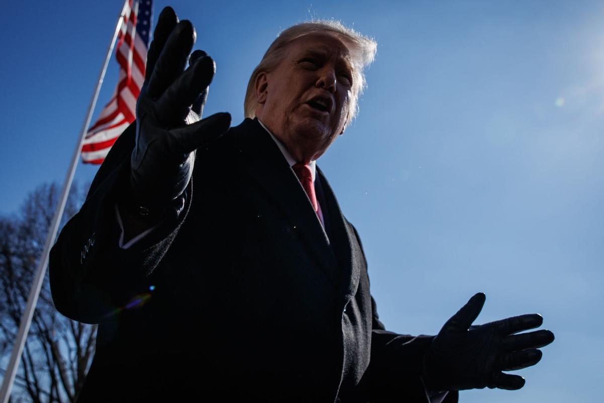 El presidente de EEUU, Donald Trump, habla con los periodistas en el exterior de la Casa Blanca, este viernes.