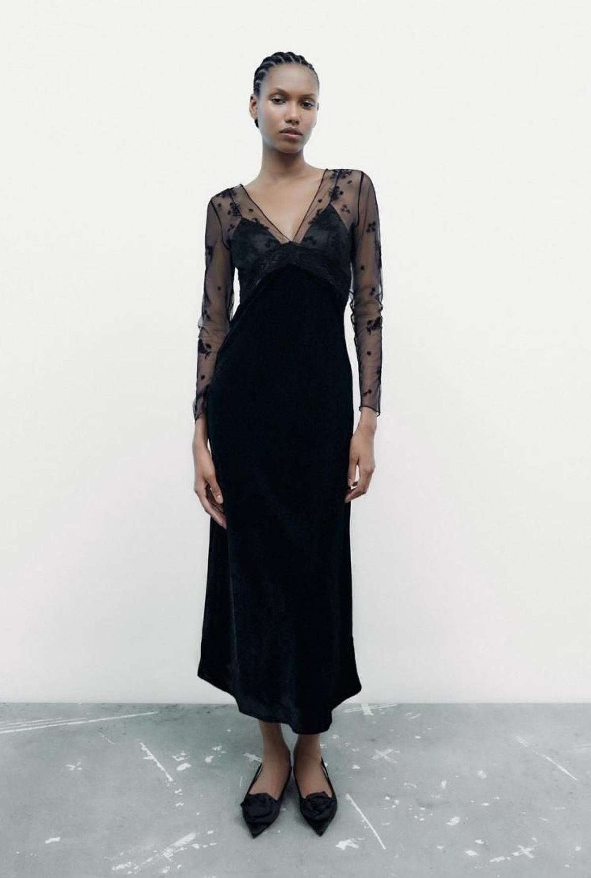 Vestido negro combinado con teriopelo de Zara