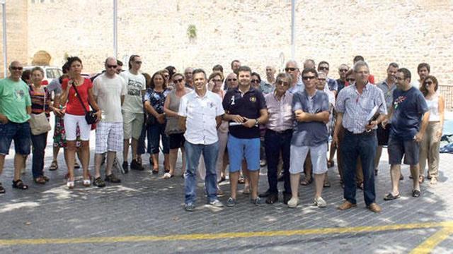 Los taxistas de Alcúdia, ayer antes de entregar las firmas en el ayuntamiento de Alcúdia.