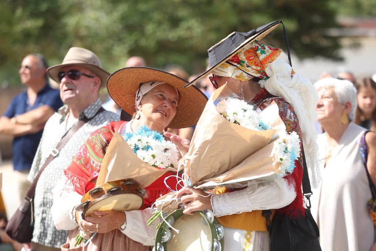 Numerosos asistentes acudieron con el traje tradicional y las flores que posteriormente ofrendarían a la patrona del Camino Portugués.