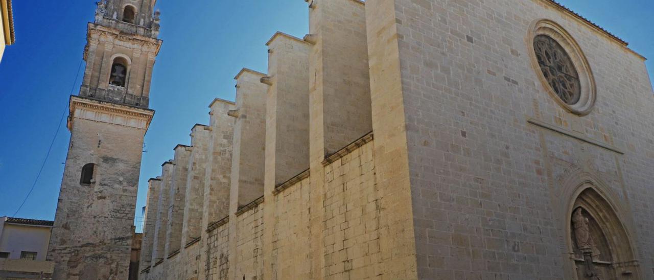 El campanario de la Colegiata de Gandia, visto desde la plaza dels Apòstols, junto al templo.                     ximo ferri