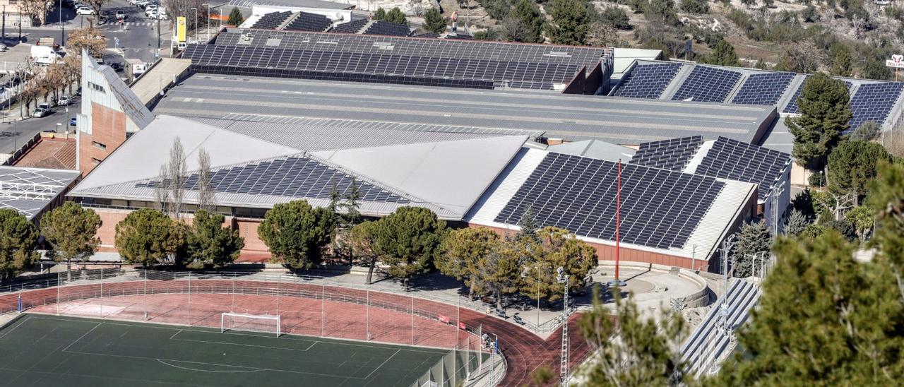Placas solares instaladas en el tejado de los pabellones del polideportivo Francisco Laporta de Alcoy.