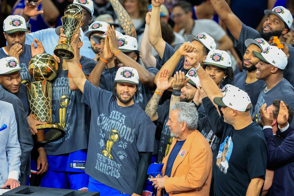 Jalen Brunson (c) exhibe el trofeo al Jugador Mejor Valorado de las Finales de la NBA después de conducir a los New York Knicks a su primer campeonato en más de medio siglo. EFE/ Carlos Ramírez. SHUTTERSTOCK OUT