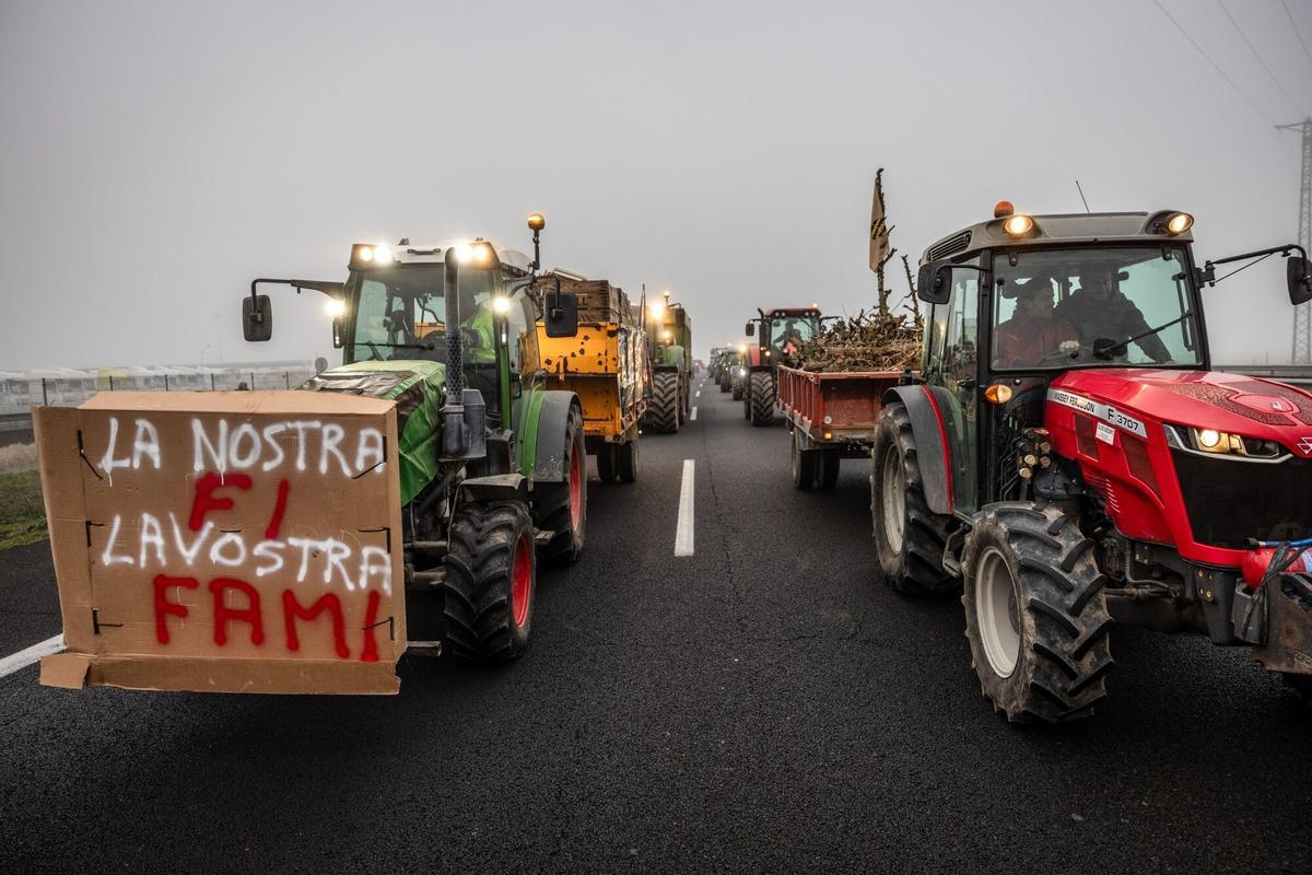 Agricultores catalanes bloquean la A-2 a la altura de Fondarella (Pla dUrgell) con sus tractores durante las protestas para pedir mejores condiciones para el sector