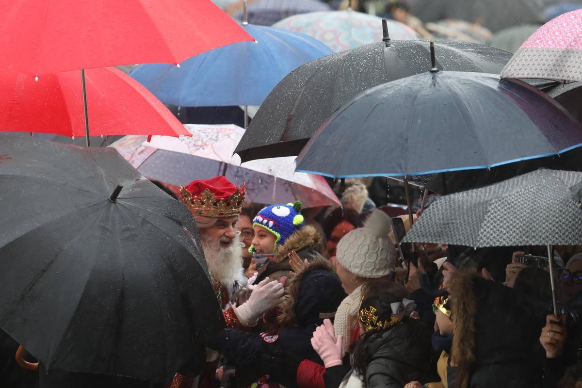 EN IMÁGENES: Así fue la espectacular llegada de los Reyes Magos a Gijón