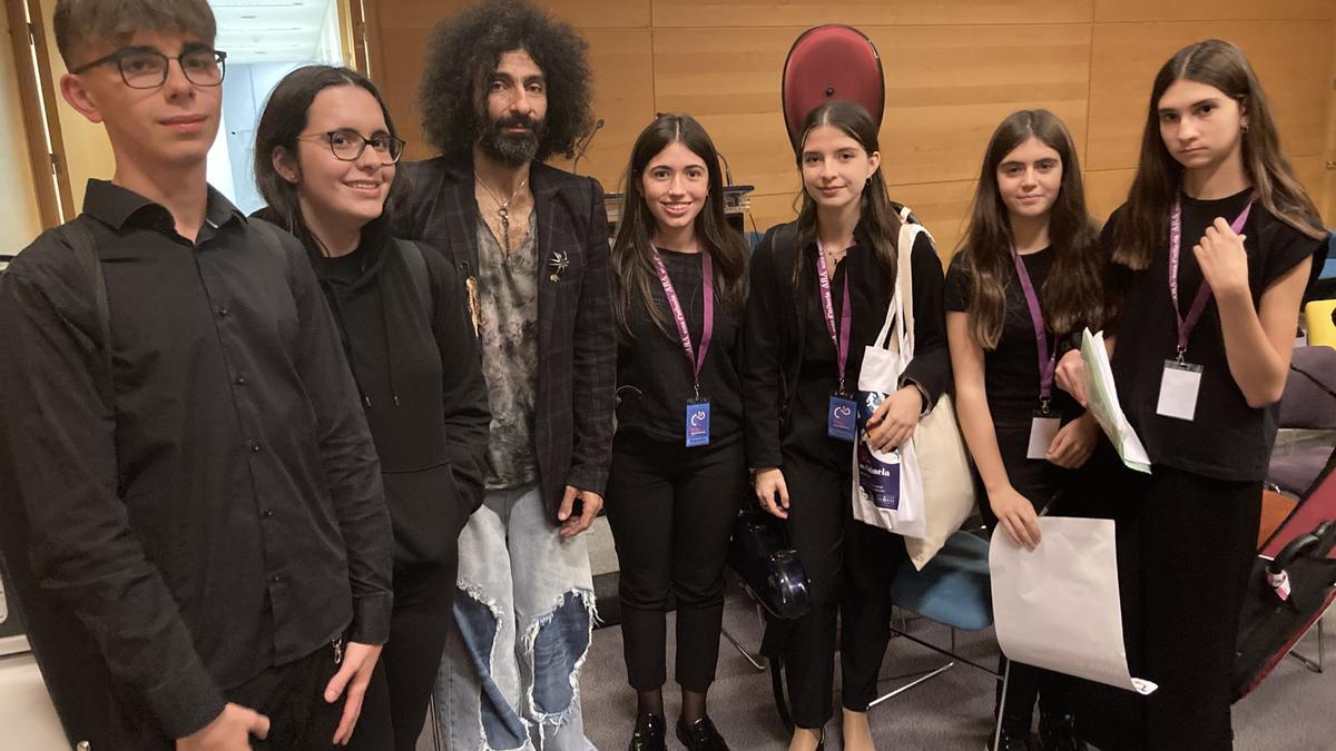 Los jóvenes intérpretes del Conservatorio de Xàtiva, junto a Ara Malikian.