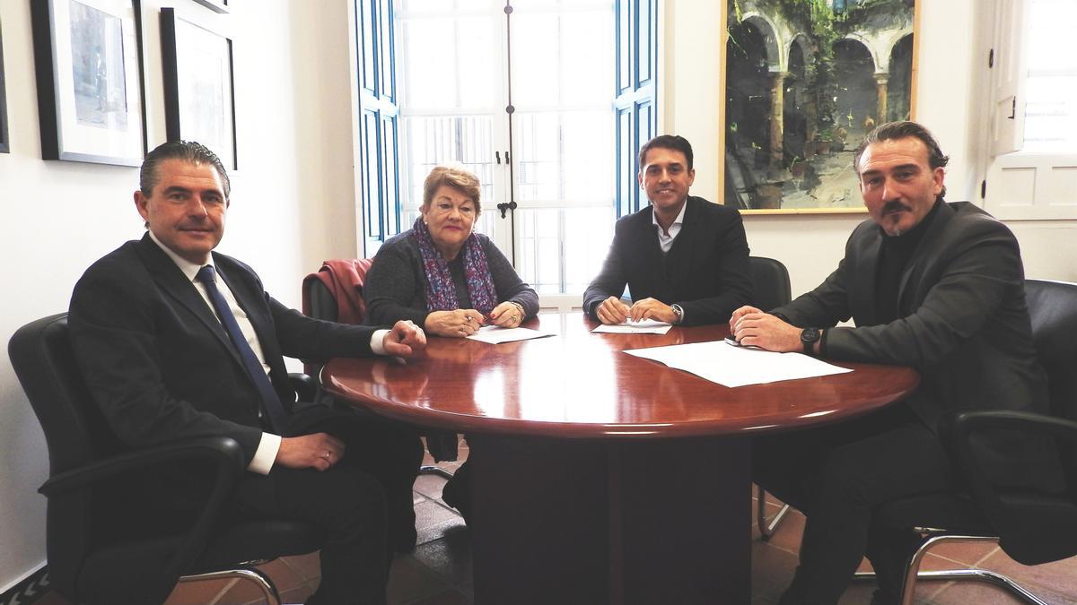 Un momento de la firma del convenio entre la Fundación Cajasur y la Agrupación de Cofradías.