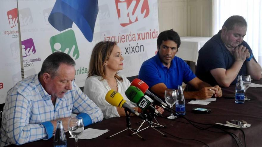 Por la izquierda, el coordinador de IU de Gijón, Faustino Sabio; la eurodiputada Ángela Vallina, el eurodiputado Miguel Viegas y el coodinador de IU de Asturias, Ramón Argüelles.