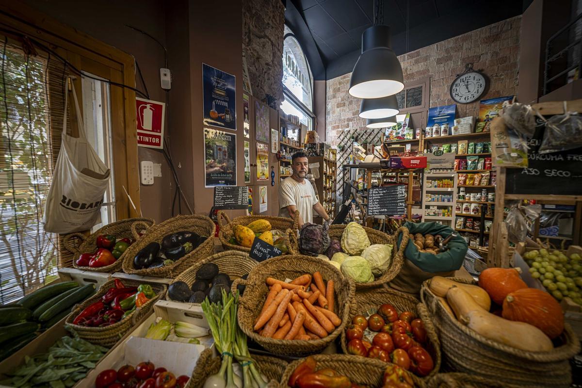 Entrevista a Víctor, propietario de la tienda Biobarri, en la calle Méndez Núñez, que denuncia la degradación del barrio y los continuos problemas que afectan a la zona. Barcelona, 10 de agosto de 2026. Sociedad. AUTOR: MANU MITRU