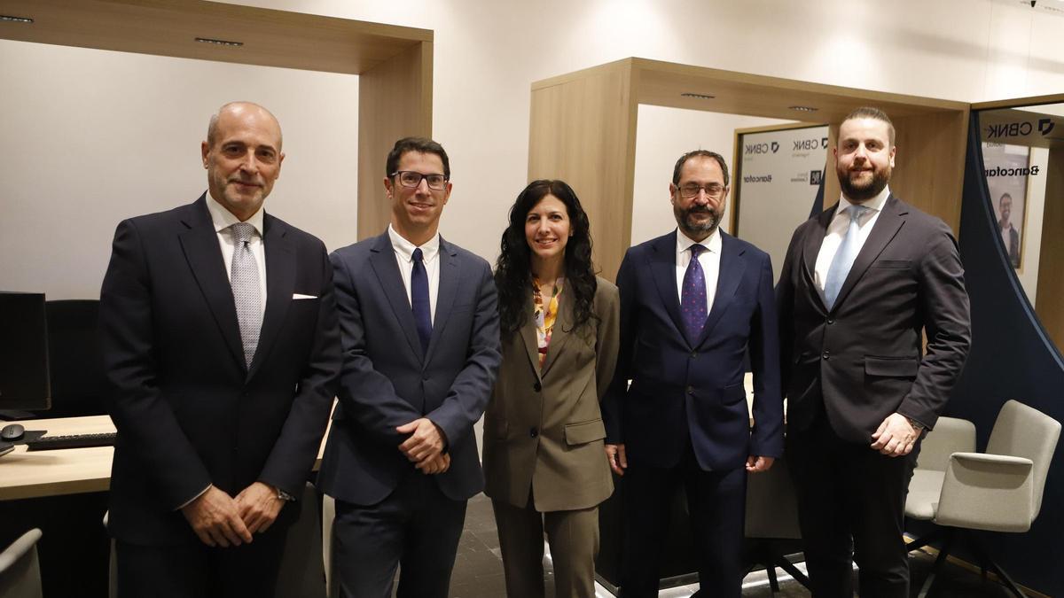 Directivos y representantes del banco CBNK y la renovada oficina de la entidad en Zaragoza.