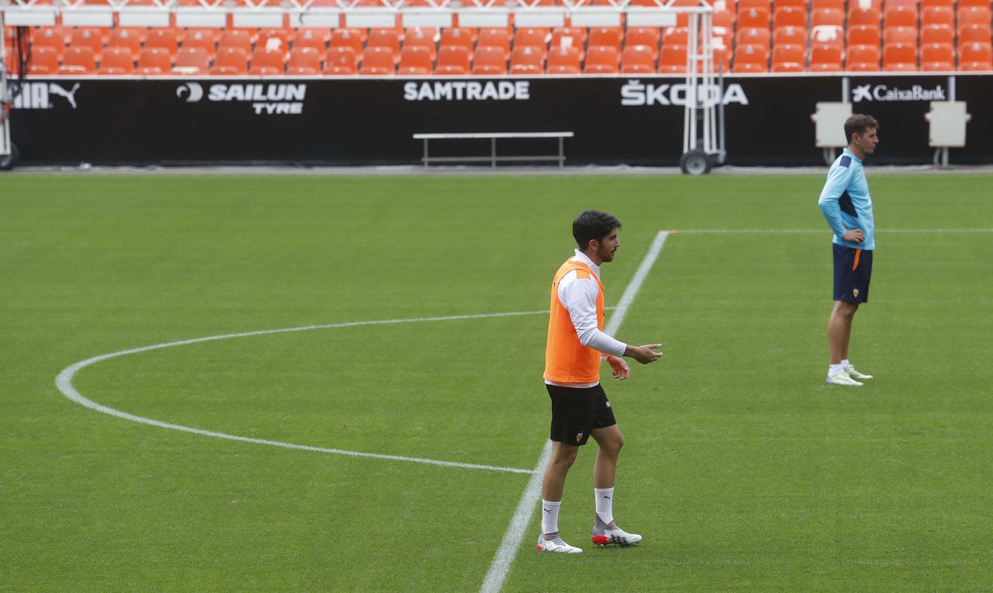 El Valencia entrena en Mestalla antes del partido frente al Villarreal