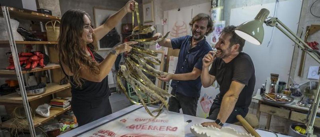 Guerrero muestra el tórax de Santa Catalina, la obra protagonista, junto a Pérez y Martínez.