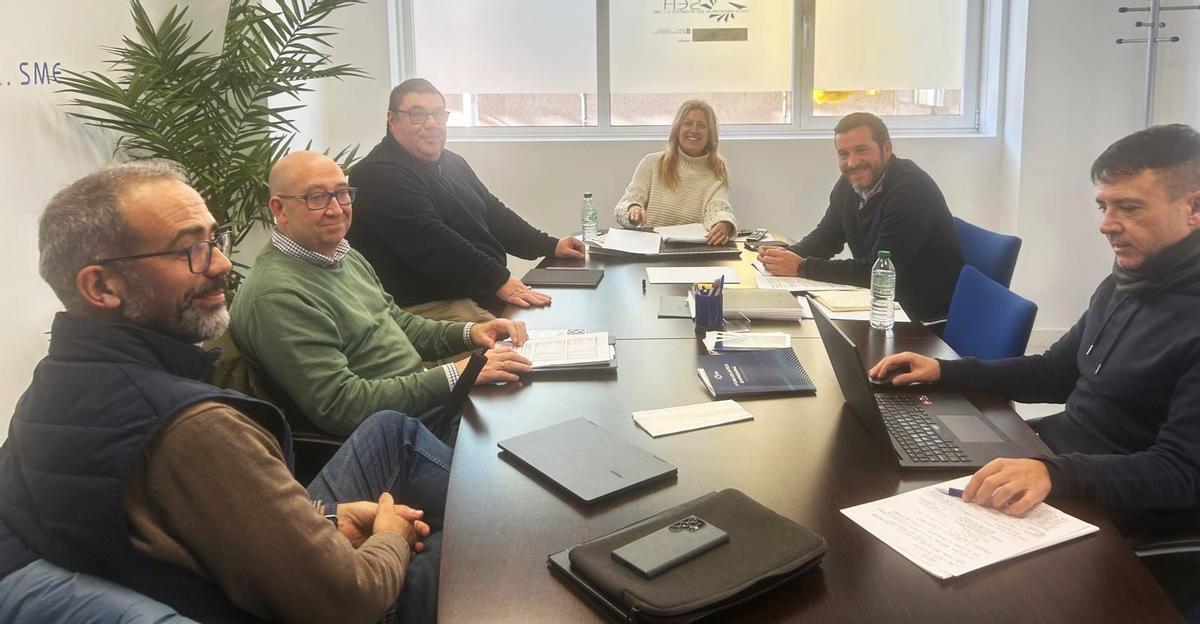 Beatriz Sestayo y Francisco Pérez, tercero izquierda, en la reunión con los técnicos.
