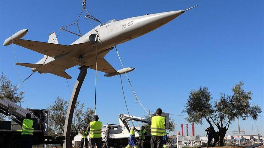 Un F-5 donado por el Ejército se instala en una rotonda de Badajoz