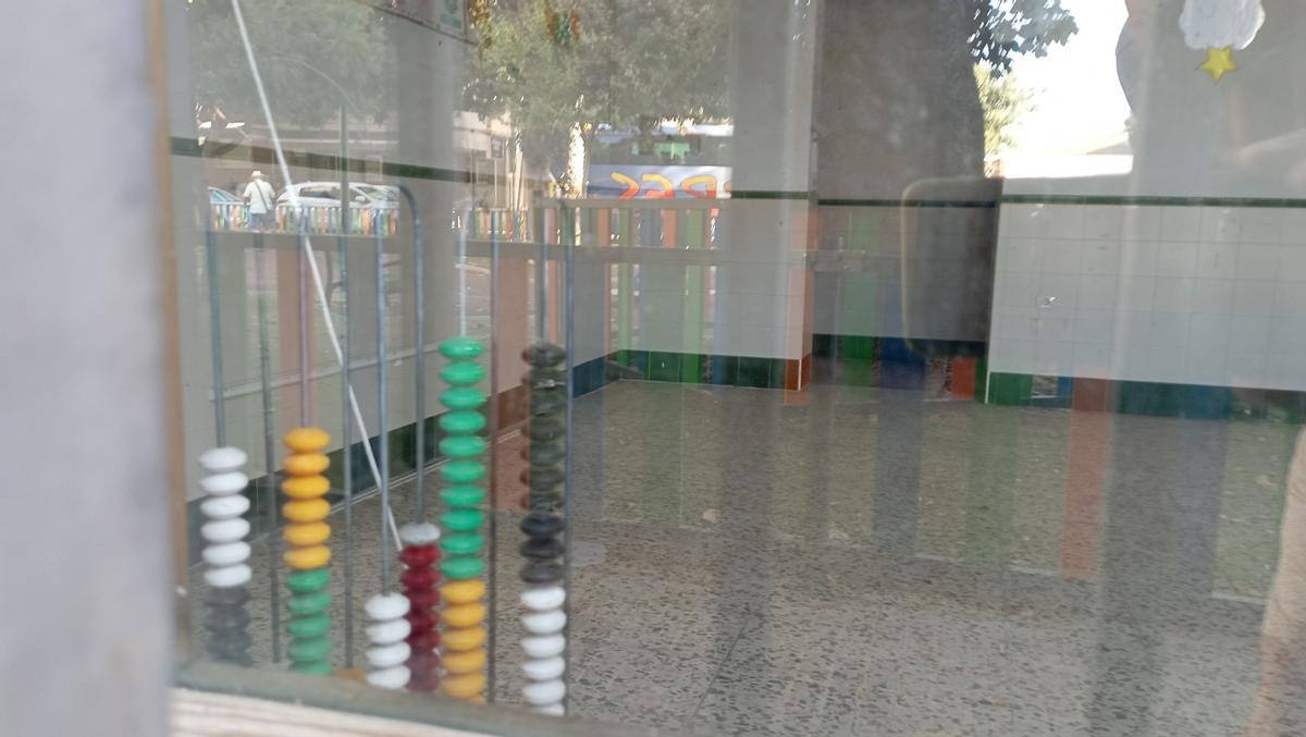 Un juego infantil, en una de las antiguas aulas del Grupo Escolar María Auxiliadora, en El Palo.