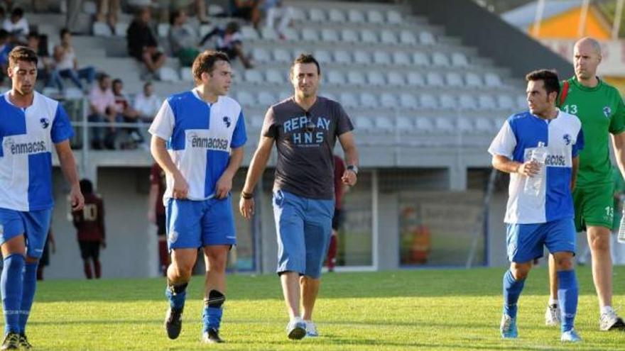 Ricardo Fernández, con varios jugadores al inicio de la temporada. // Gustavo Santos