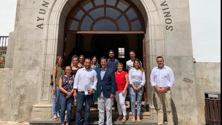 El director general de Derechos Sociales e Inmigración, Jonás González, con los responsables de los ayuntamientos del Norte de Tenerife