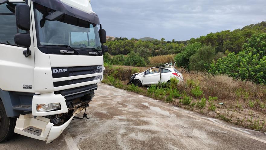 Mueren dos jóvenes al chocar un coche contra un camión en Cales de Mallorca