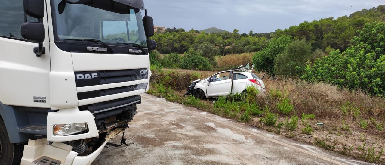 Accidente mortal: Dos jóvenes de 19 y 20 años mueren al chocar contra un camión en la carretera de Manacor