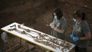 Una exhumación en la fosa común de Pico Rejas. 17/07/2020 Personal técnico trabajando en la exhumación de la fosa común de Pico Reja, una de las mayores fosas del franquismo, ubicada en el cementerio de San Fernando. En Sevilla (Andalucía, España), a 17 de junio de 2020. POLITICA María José López - Europa Press