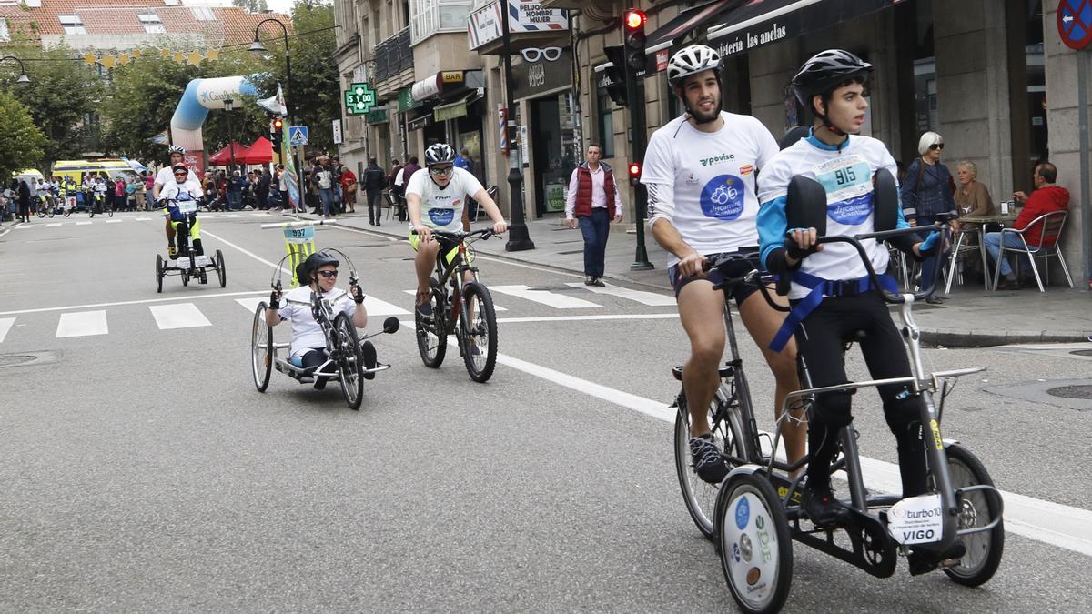 Varios participantes en la prueba, compitiendo con vehículos adaptados.