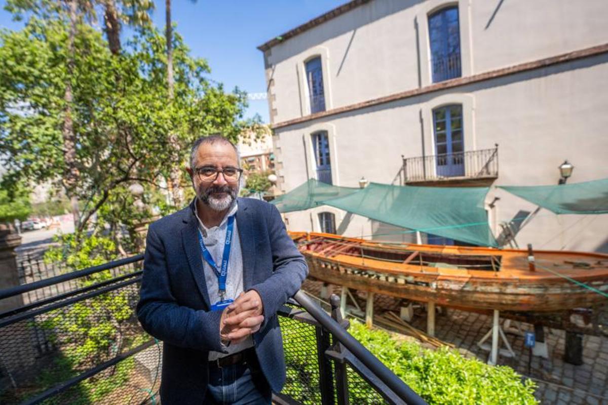 El director del Museu Marítim, Enric Garcia Domingo, con el barco 'Pollux' detrás, el pasado 28 de abril.