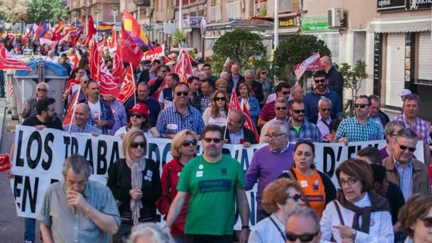Sindicalistas y trabajadores se manifiestan en Elche durante el pasado 1º de Mayo.