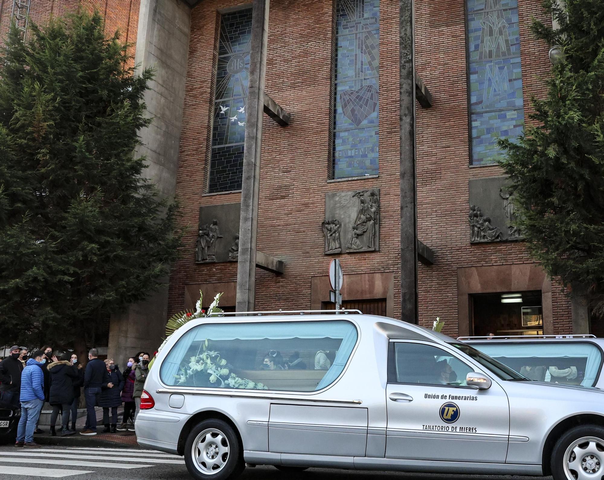 En imágenes: así fue el emotivo funeral por los dos obreros muertos en el derrumbe de Gijón