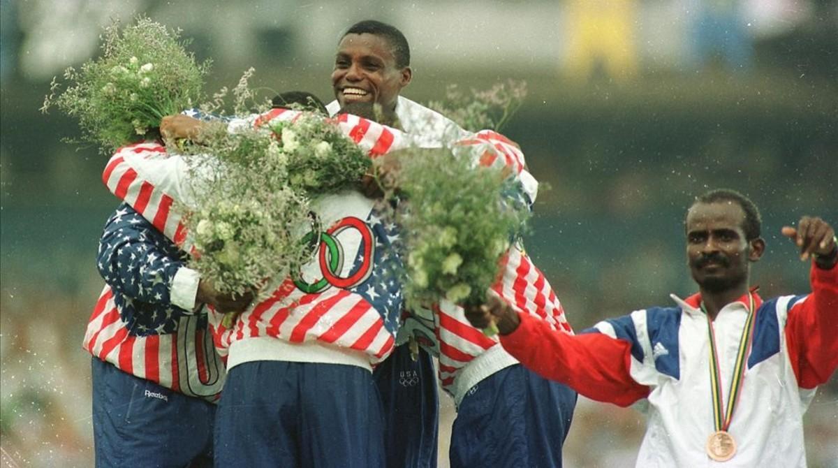 Carl Lewis con el equipo americano de relevos 4X100 en el podio.