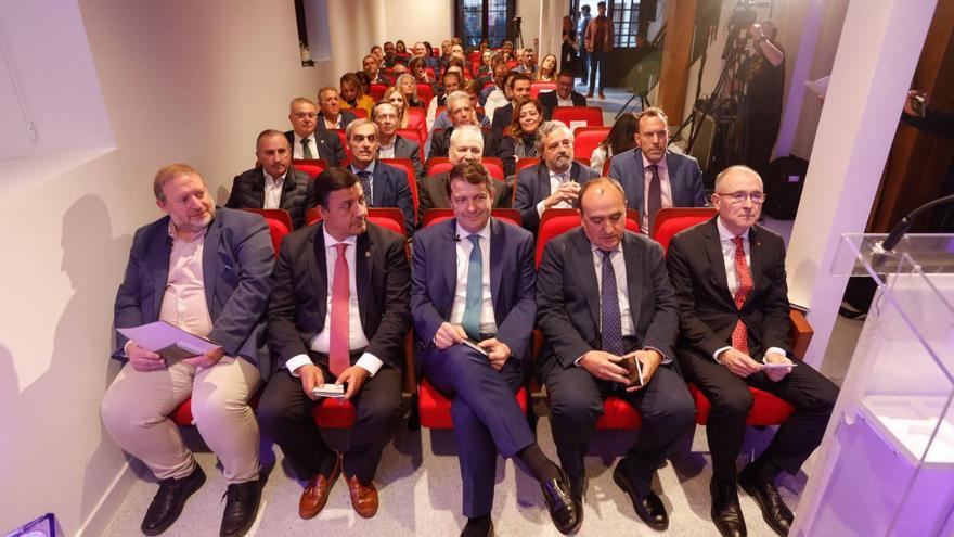 Público asistente, con amplia representación asturiana, y, en primera fila por la izquierda, Pablo Serrano, director del «Diario de Ávila»; Pedro Muñoz, alcalde de Cebreros; Alfonso Fernández Mañueco, presidente de Castilla y León; Carlos García, presidente de la Diputación de Ávila, y Luis Felipe Fernández, coordinador del Foro. | Isabel García