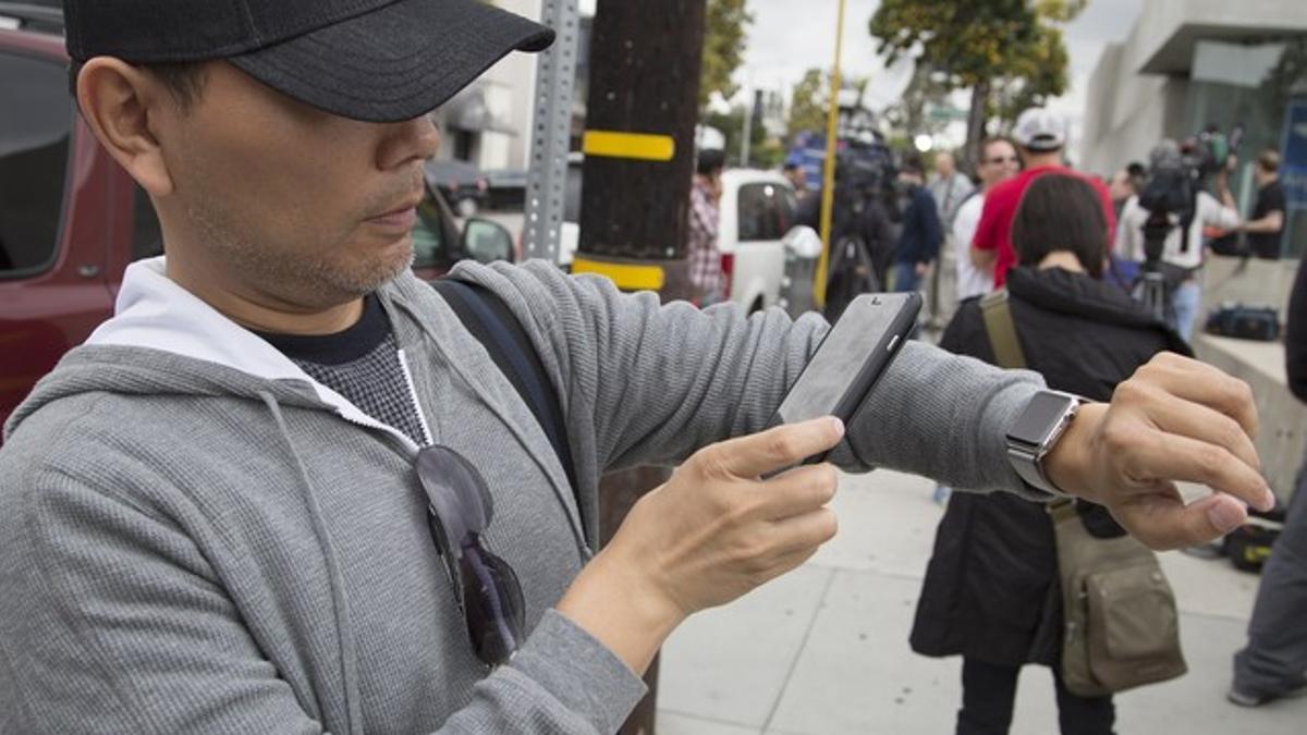 Uno de los primeros compradores del Apple Watch en la tienda de Los Ángeles.