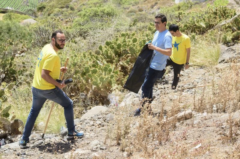 Pablo Rodríguez y María Fernández participan el domingo en el reto #TrashtagChallenge. A través de esta iniciativa viral que busca eliminar la basura del medio ambiente, se limpiarán las laderas de Capellanías, Lugarejo, Albiturria y Lomo La Cruz.  | 14/04/2019 | Fotógrafo: Tony Hernández