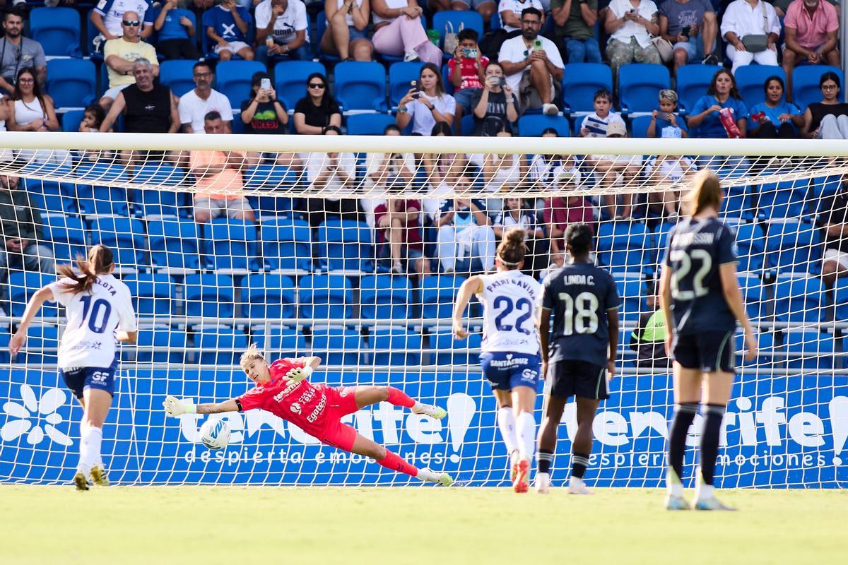 Noelia Ramos detiene un penalti frente al Real Madrid.