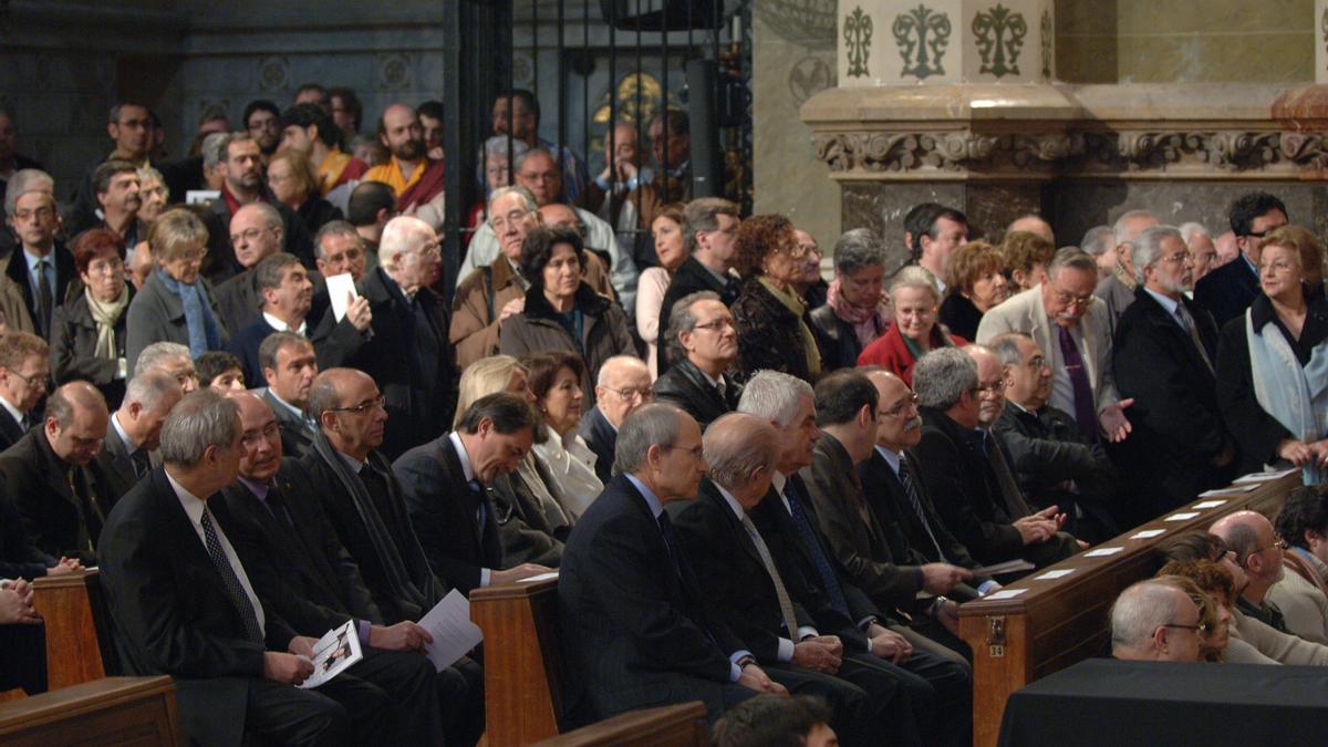 El conseller Baltasar, a segona fila, durant el funeral per l'abat emèrit Cassià Maria Just