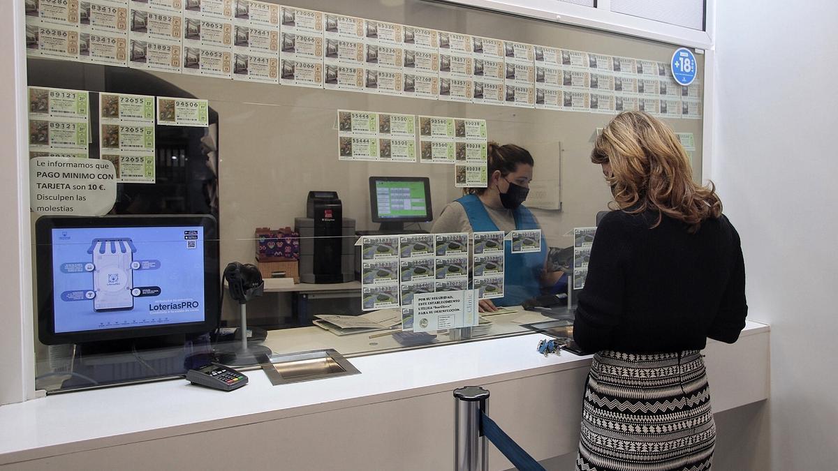 Una clienta en una administración de Lotería de Santa Cruz de Tenerife.