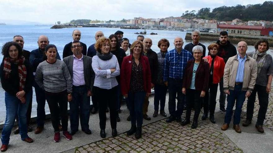 Las candidatas y candidatos del BNG eligieron el Paseo de Pepe Poeta, en el frente marítimo de Rodeira, para la foto de familia. // G.Núñez