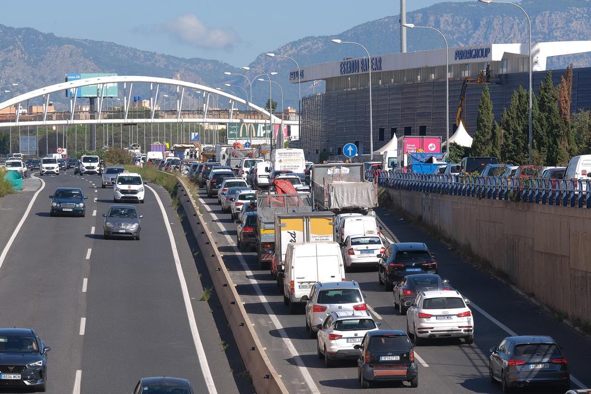 FOTOS: Monumental atasco en la Vía de Cintura de Palma por el vuelco de un coche FOTOS: Monumental atasco en la Vía de Cintura de Palma por el vuelco de un coche
