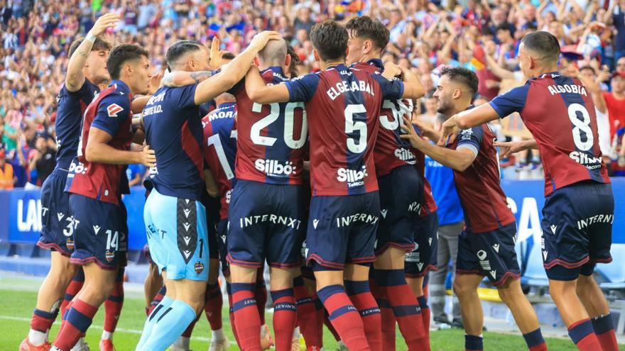La plantilla celebró por todo lo alto, no solo el ascenso, sino el título como campeones de liga. | EDUARDO RIPOLL
