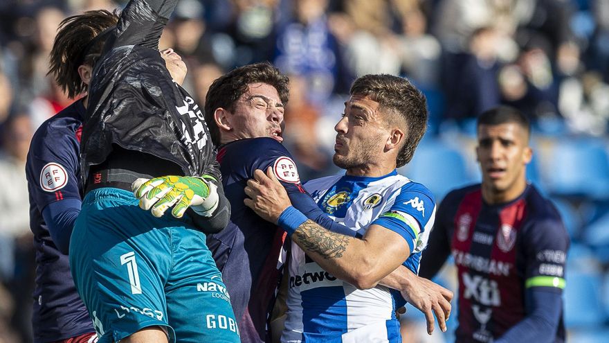 Sotillos pelea por un balón dividido en un saque de esquina a favor del Hércules en el Rico Pérez.