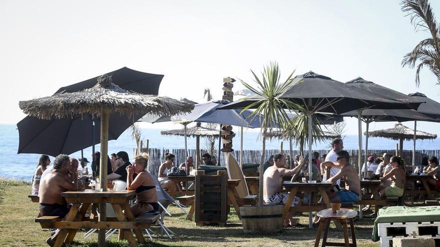 Los chiringuitos podrán abrir más allá de medianoche: el Principado atiende las quejas de los hosteleros y plantea un nuevo horario para el próximo verano