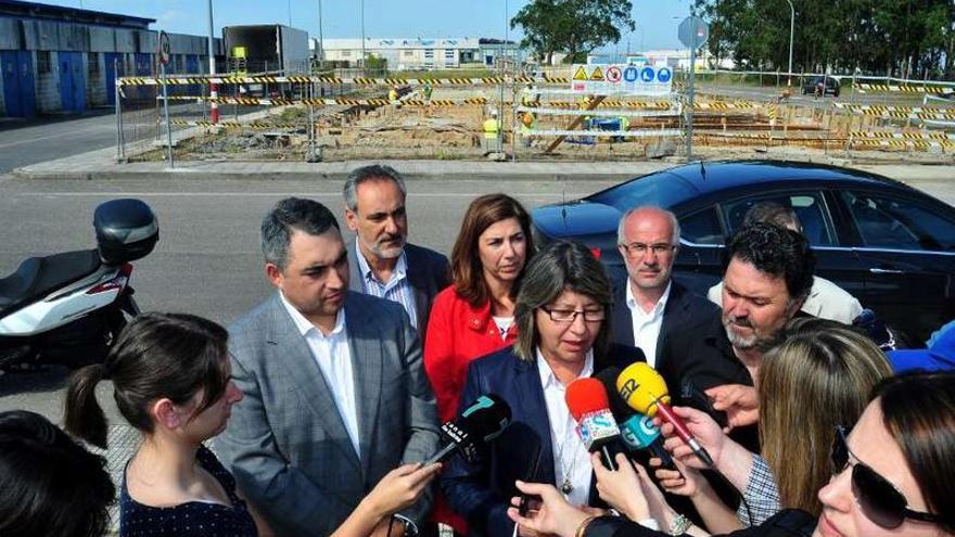 Rosa Quintana visitó Cambados para ver las obras de la nave multiusos de Tragove.