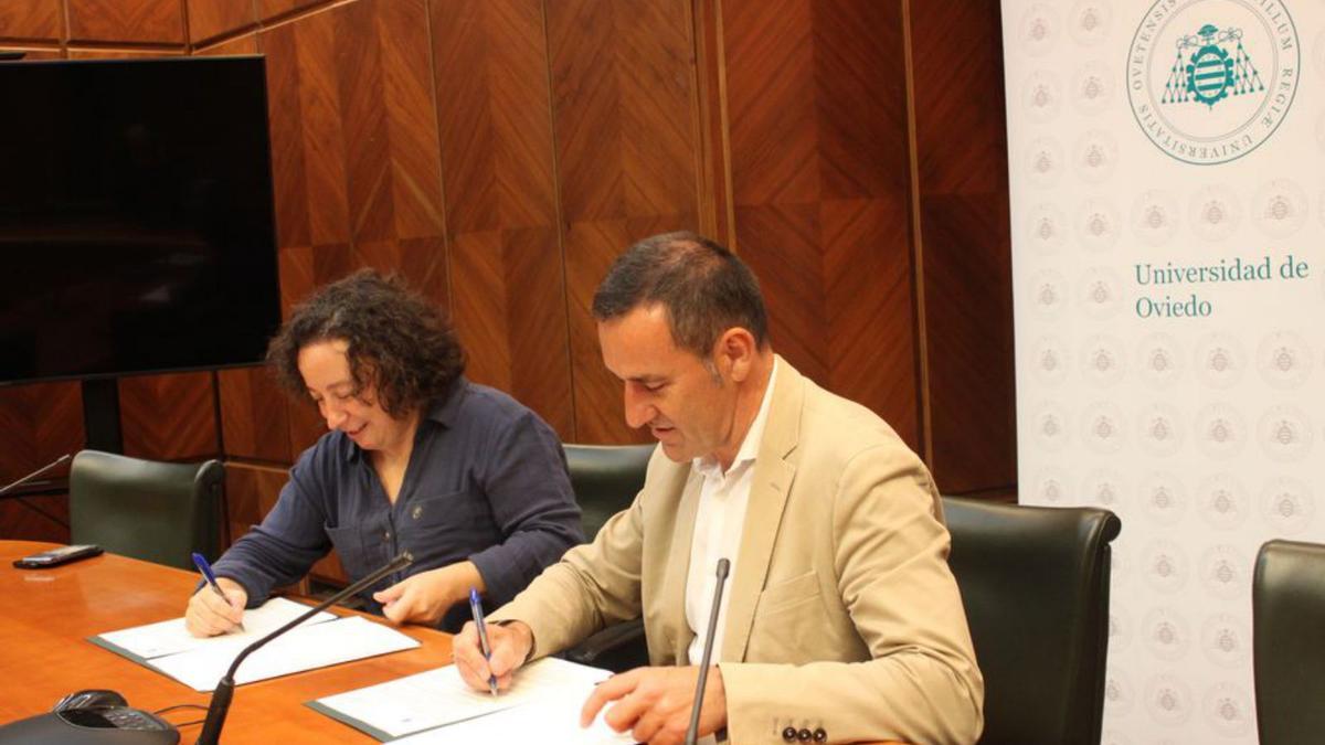 Begoña Cueto y Javier Cuesta, durante la firma del convenio.