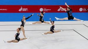 Los gimnastas británicos Niamh Keane, Rhys Williams, Kate Donnelly, Renee Augier e Isidora Vucicevic compiten en la final mixta de gimnasia aeróbica en los Juegos Europeos de Minsk (Bielorrusia).