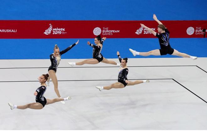 Los gimnastas británicos Niamh Keane, Rhys Williams, Kate Donnelly, Renee Augier e Isidora Vucicevic compiten en la final mixta de gimnasia aeróbica en los Juegos Europeos de Minsk (Bielorrusia).